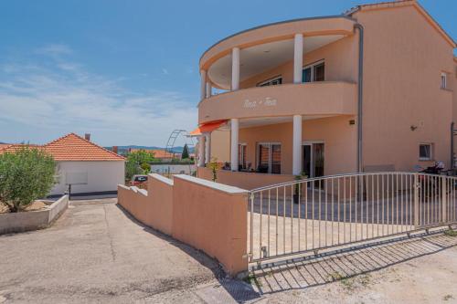 2 bedrooms, 3 beds