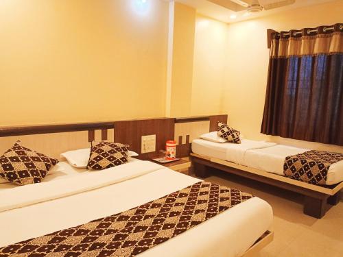 1 double bed, 1 twin bed