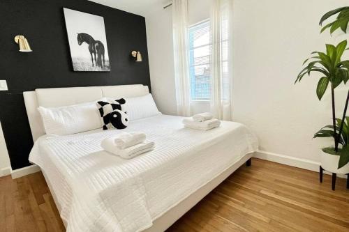 Centric 2 Bedroom Home in Hollywood W Backyard 5 min to Beaches in Hollywood, USA