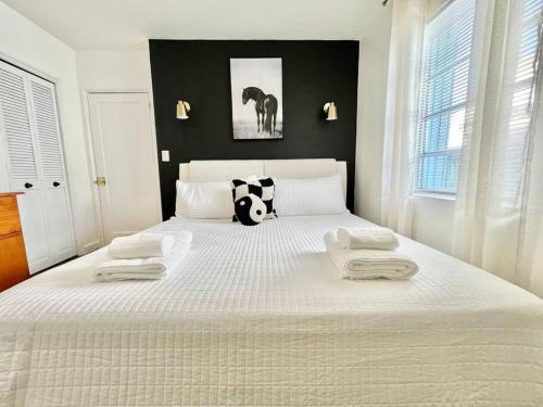 Centric 2 Bedroom Home in Hollywood W Backyard 5 min to Beaches in Hollywood, USA