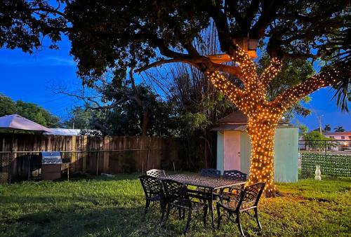 Centric 2 Bedroom Home in Hollywood W Backyard 5 min to Beaches in Hollywood, USA