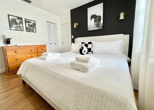 Centric 2 Bedroom Home in Hollywood W Backyard 5 min to Beaches in Hollywood, USA