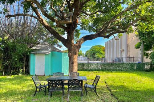 Centric 2 Bedroom Home in Hollywood W Backyard 5 min to Beaches in Hollywood, USA