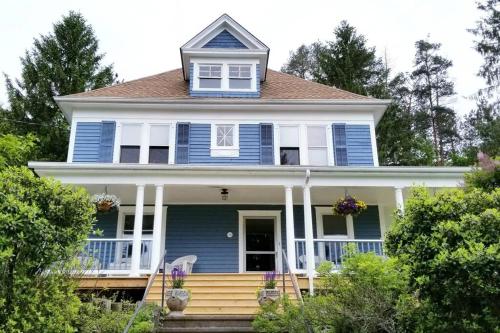 Dancing Doe Estate - Delaware Valley Escape with Wood Stove and Hot Tub in Jeffersonville, USA