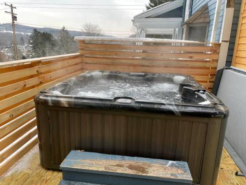 Dancing Doe Estate - Delaware Valley Escape with Wood Stove and Hot Tub in Jeffersonville, USA