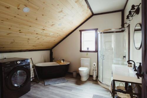 Waterfront lux loft 2 bedroom perfect for couples in Bryson (QC)