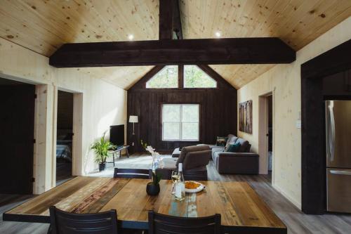 Waterfront lux loft 2 bedroom perfect for couples in Bryson (QC)