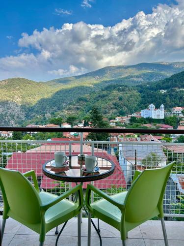 Two Flowers Hotel in Pedoulas