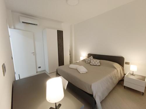 One-Bedroom Apartment image 9