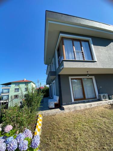 Dārzs, Deniz ve doğa manzaralı huzurun tek adresi 9 yataklı- 4 yatak odalı-3 banyolu-3 klimalı (Denizin ve doganın birlestigi yerde mukemmel bir tatil icin mukemmel bir villa 9 yataklı- 4 yatak od) in Darica