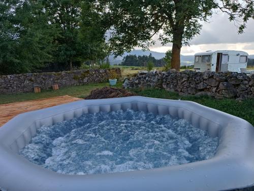 Apkārtne, Caravane Vintage insolite avec jacuzzi au calme in Sauvessanges
