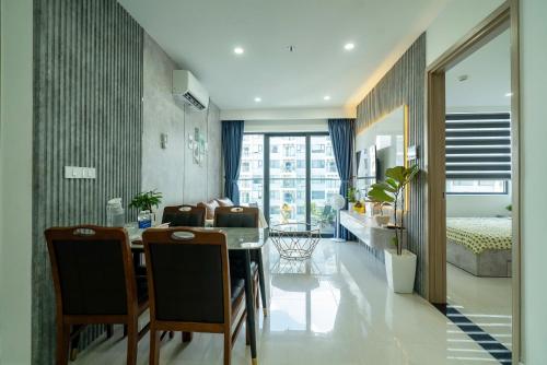 Two-Bedroom Apartment with Pool View image 5