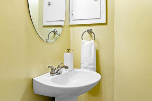 Cozy Condo in Wintergreen Resort That Sleeps 4! in Lyndhurst, USA