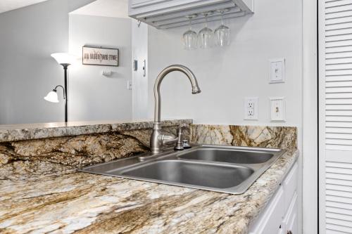 Cozy Condo in Wintergreen Resort That Sleeps 4! in Lyndhurst, USA