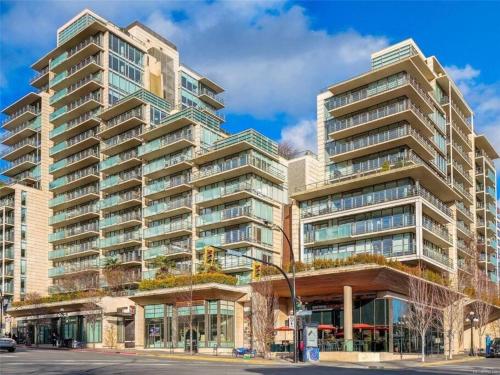 Luxury Downtown 2 Bedroom Condo with Pool! in Victoria, Canada