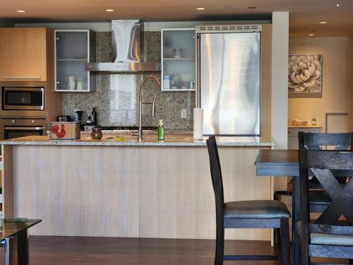 Luxury Downtown 2 Bedroom Condo with Pool! in Victoria, Canada