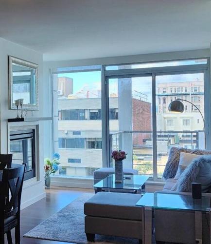 Luxury Downtown 2 Bedroom Condo with Pool! in Victoria, Canada