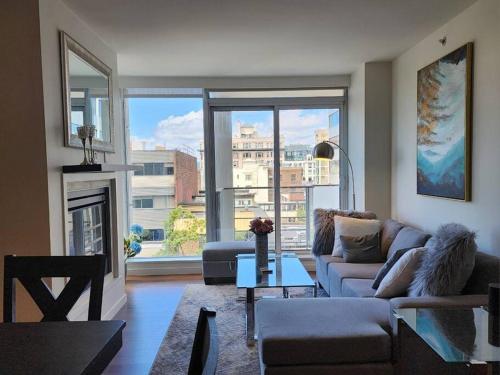 Luxury Downtown 2 Bedroom Condo with Pool! in Victoria, Canada