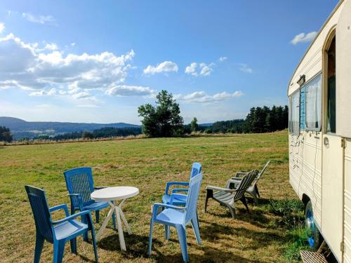 Apkārtne, Caravane Vintage Atypique avec jacuzzi à la campagne (Caravane Vintage Atypique avec jacuzzi a la campagne) in Sauvessanges