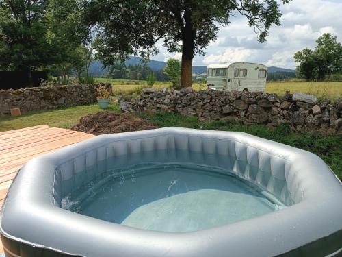 Karstais baseins, Caravane Vintage Atypique avec jacuzzi à la campagne (Caravane Vintage Atypique avec jacuzzi a la campagne) in Sauvessanges