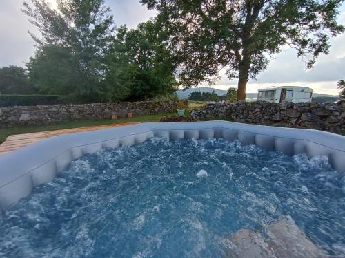 Karstais baseins, Caravane Vintage Atypique avec jacuzzi à la campagne (Caravane Vintage Atypique avec jacuzzi a la campagne) in Sauvessanges