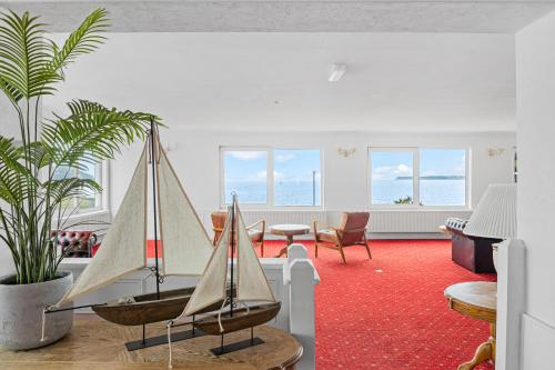 Waters Edge Hotel - image 11