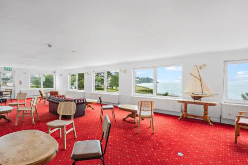 Waters Edge Hotel - image 13