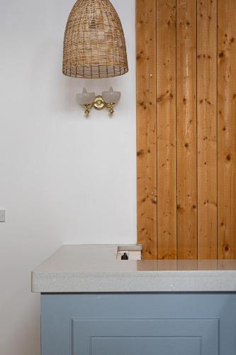 Waters Edge Hotel - image 9