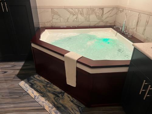 Pezsgőfürdő, New Riverfront Luxury with acreage and great views in Tillamook