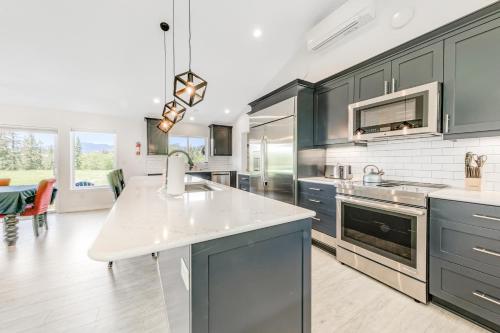 Konyha, New Riverfront Luxury with acreage and great views in Tillamook