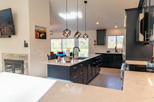 Konyha, New Riverfront Luxury with acreage and great views in Tillamook