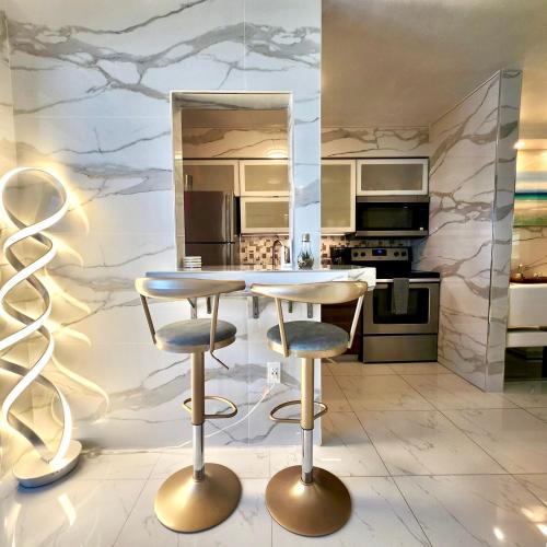 Luxurious remodeled direct Waterfront apartment with Miami skyline view- Free parking- 5min drive to – khách sạn tại Surfside