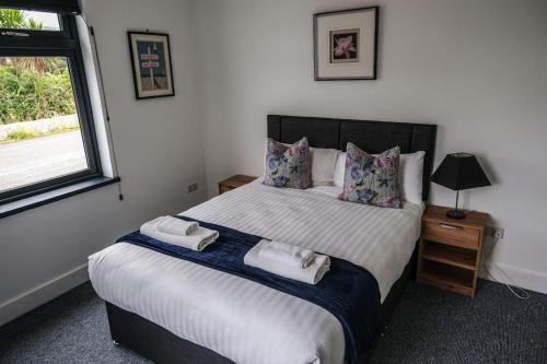 Lake House & Private Pub Kerry - Large Groups up to 26 People in Raycoslough