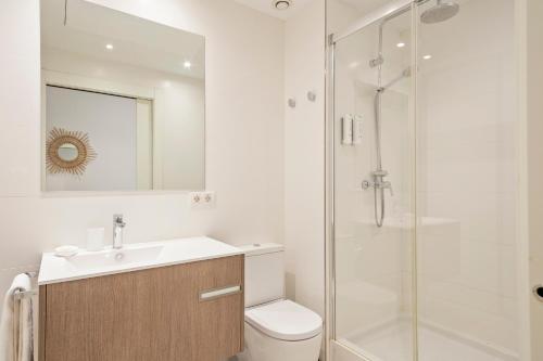 One-Bedroom Penthouse Apartment with Terrace image 7