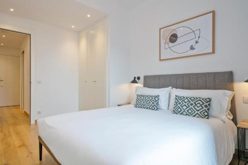 One-Bedroom Penthouse Apartment with Terrace image 6