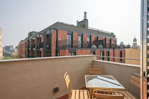 One-Bedroom Penthouse Apartment with Terrace image 2