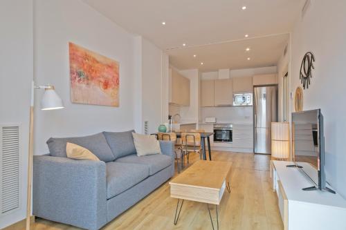One-Bedroom Penthouse Apartment with Terrace image 3