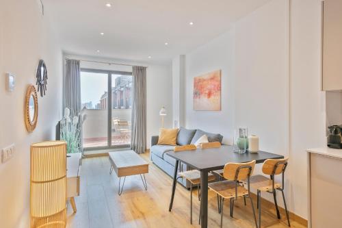 One-Bedroom Penthouse Apartment with Terrace image 5