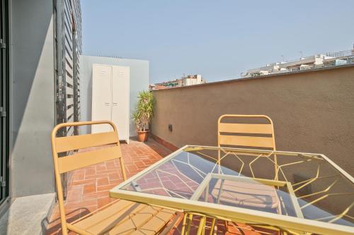One-Bedroom Penthouse Apartment with Terrace image 1