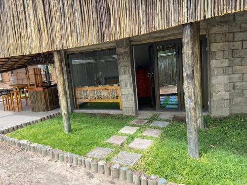 Hotellet från utsidan, MoOs River Lodge in Maun