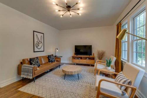 Southern Charmer Close to Broadway Sleeps 8