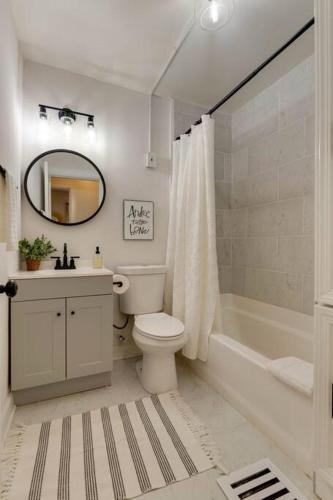Southern Charm Sleeps 8, Close to Broadway! in Nashville, USA