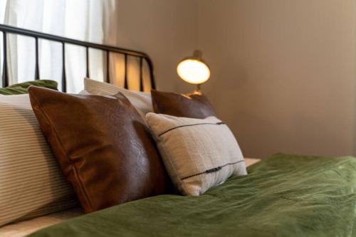 Southern Charm Sleeps 8, Close to Broadway! in Nashville, USA