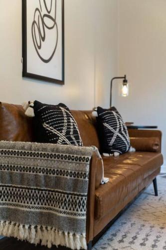 Southern Charm Sleeps 8, Close to Broadway! in Nashville, USA