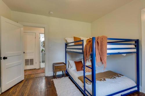 Southern Charm Sleeps 8, Close to Broadway! in Nashville, USA