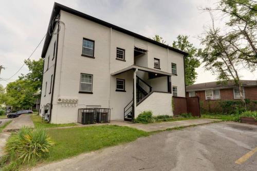Colonial Coziness Sleeps 8, 2 mi to Broadway in Nashville, USA