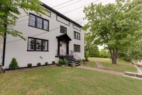 Colonial Coziness Sleeps 8, 2 mi to Broadway in Nashville, USA