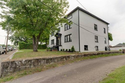 Colonial Coziness Sleeps 8, 2 mi to Broadway in Nashville, USA