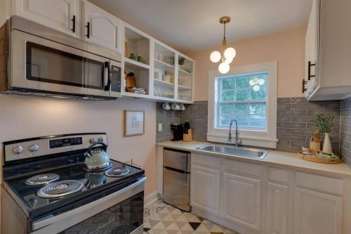 Colonial Coziness Sleeps 8, 2 mi to Broadway in Nashville, USA