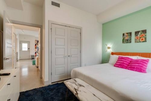 Urban-Chic Condo 1mi to New SC Stadium! detail